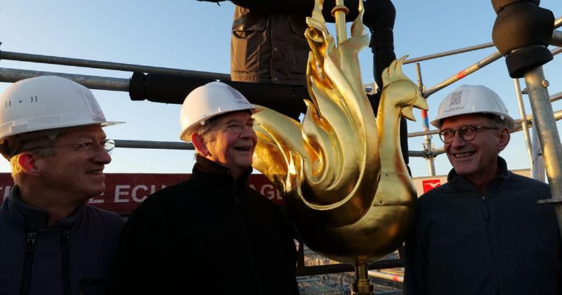 La cathédrale Notre-Dame de Paris rénovée avec sa nouvelle flèche, symbolisant le coût et la perspective de réouverture