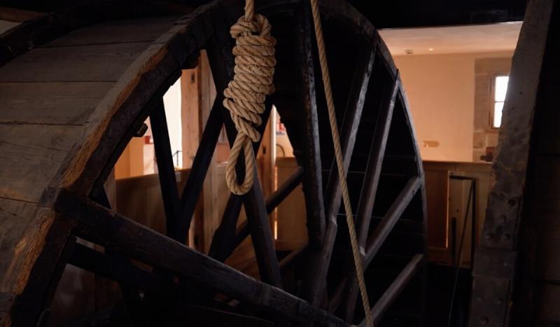 Premières étapes de la construction de Notre-Dame de Paris, avec des ouvriers médiévaux à la tâche