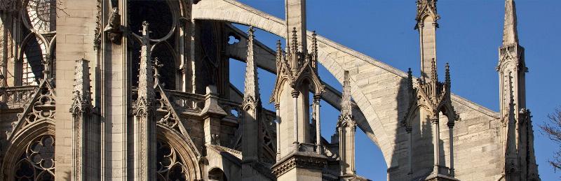Détails architecturaux des éléments gothiques de Notre-Dame de Paris, arcs-boutants et vitraux