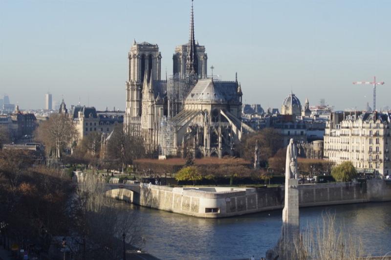 Façade ouest de Notre-Dame de Paris, mettant en évidence les portails sculptés et la rosace, symboles de l'architecture gothique.