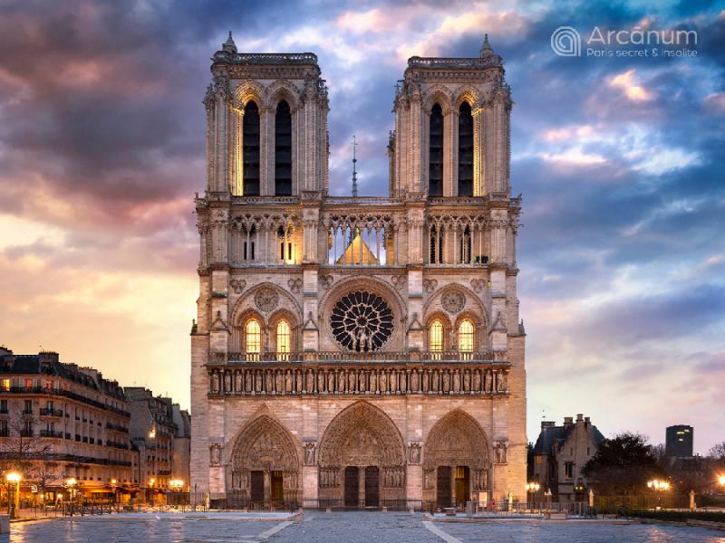 Façade ouest historique de Notre-Dame de Paris, symbolisant son héritage millénaire et son rôle central