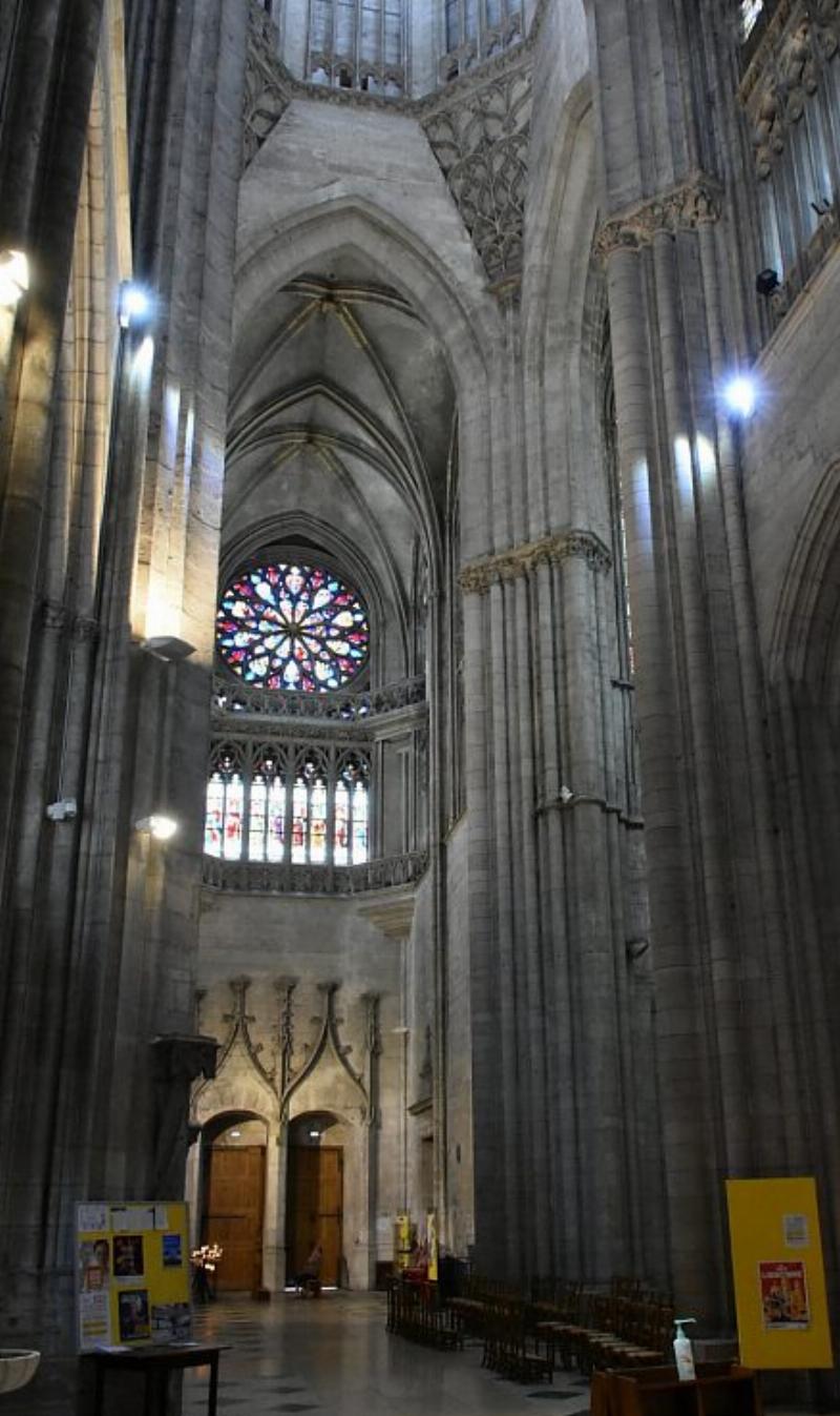 La magnifique rosace ouest de Notre-Dame de Paris, exemple emblématique du gothique flamboyant et de l'ingéniosité des maîtres verriers français