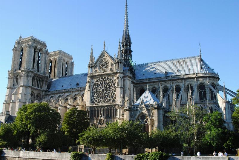 La Cathédrale Notre-Dame de Paris sur l'Île de la Cité, berceau historique et culturel de la France.