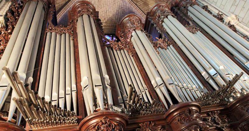 Travaux de restauration intensifs à Notre-Dame de Paris après l'incendie dévastateur