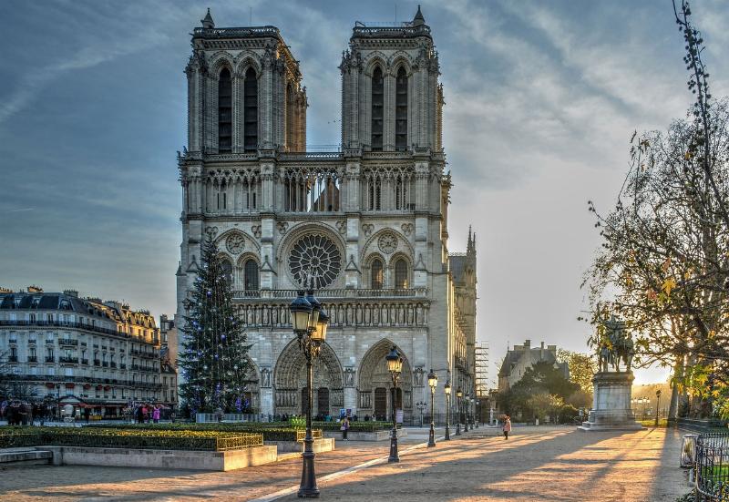 Notre-Dame de Paris, majestueux témoin des siècles, symbolisant l'héritage littéraire et la grandeur du mariage à travers l'histoire de France