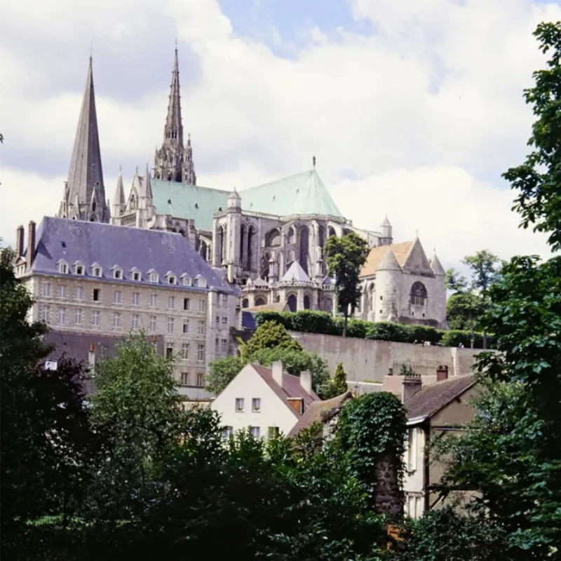 Vue majestueuse de la cathédrale Notre-Dame de Paris avant l'incendie, symbolisant l'histoire, la grandeur et l'architecture gothique française.