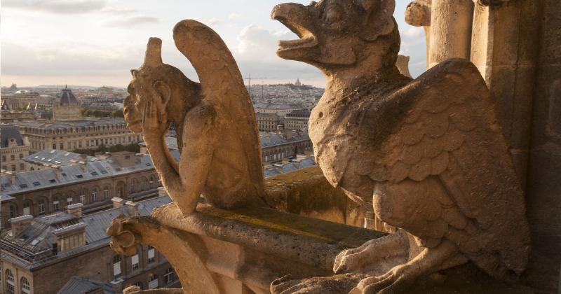Notre-Dame de Paris majestueuse en pleine phase de reconstruction, ponts et échafaudages