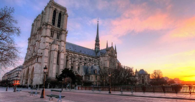La station de métro Cité, avec son architecture Art nouveau, offrant un accès facile à Notre-Dame de Paris.