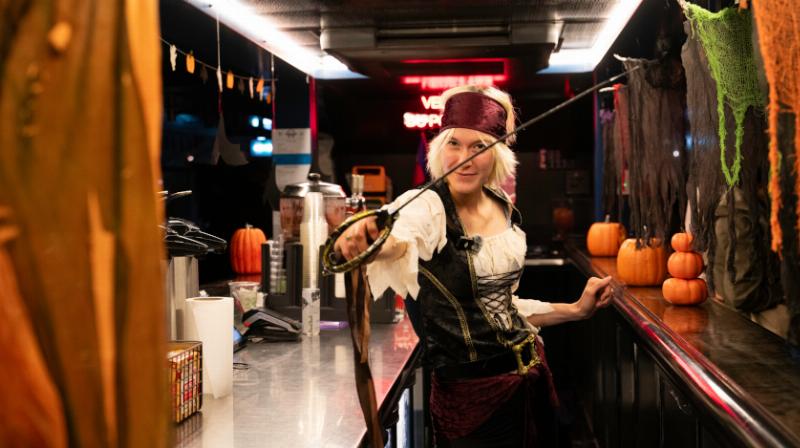 Gargouilles de Notre-Dame de Paris illuminées la nuit, détail architectural