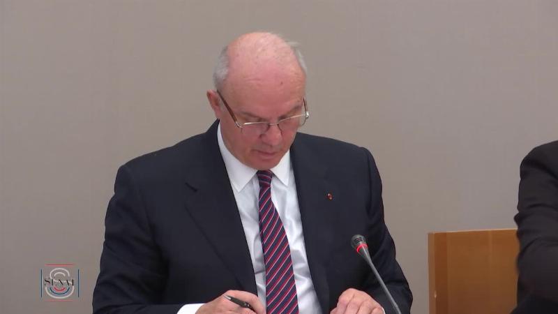 Conservateurs examinant des éléments du patrimoine artistique de Notre-Dame de Paris