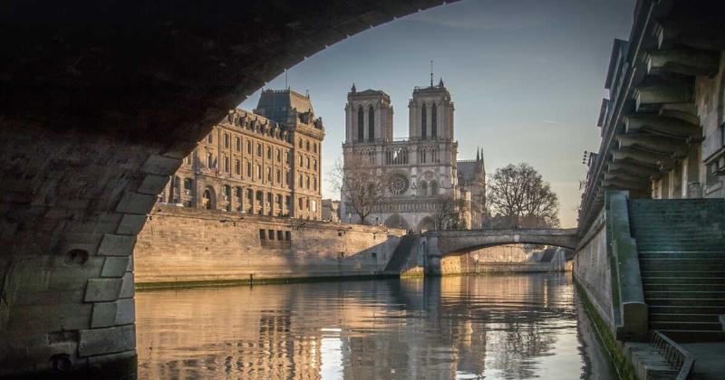 La pose de la première pierre de Notre-Dame de Paris, débutant son âge monumental au XIIe siècle
