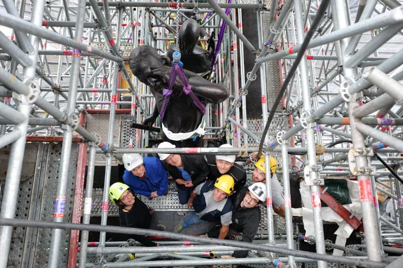 La cathédrale Notre-Dame de Paris en reconstruction, symbole d'un futur ancré dans le passé