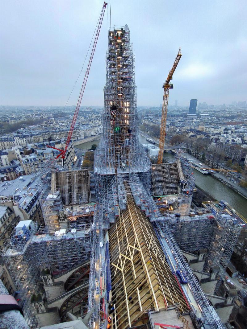 Travaux de reconstruction de la flèche de Notre-Dame de Paris, montrant la nouvelle charpente en bois