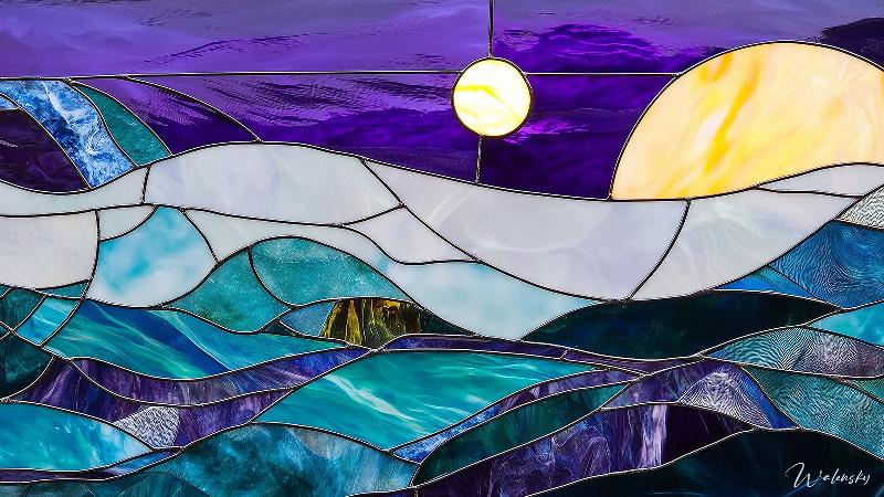 L'intérieur majestueux de Notre-Dame de Paris, baigné de lumière traversant les vitraux, montrant la grandeur de l'architecture et l'atmosphère spirituelle