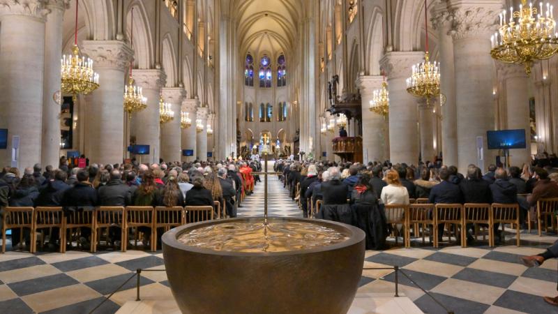 Notre-Dame de Paris renaissante, ses tours emblématiques et le chœur baigné de lumière, symbole de la messe et de la foi retrouvée après la reconstruction