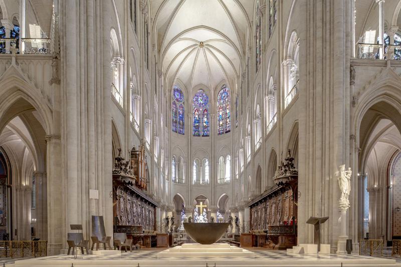 Une illustration artistique de Notre-Dame de Paris restaurée et illuminée, symbolisant sa future réouverture fin 2024.