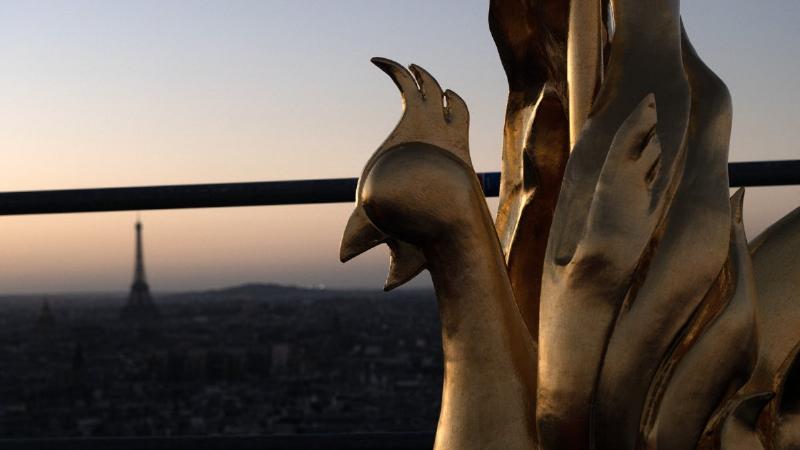 Cathédrale Notre-Dame de Paris en cours de reconstruction, symbolisant la future réouverture pour les messes