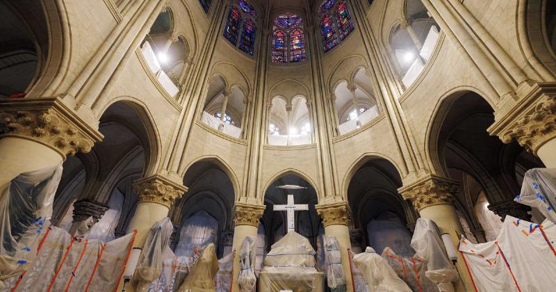 Silhouette de Notre-Dame de Paris avec sa nouvelle flèche illuminée après la réouverture