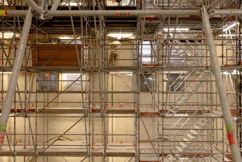 Couverture officielle du livre sur la restauration de Notre-Dame de Paris, présentant la cathédrale renaissante