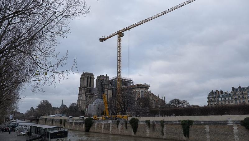 Reconstruction de Notre-Dame de Paris: Échafaudages et grue moderne