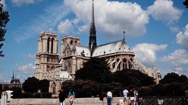 Touristes admirant Notre-Dame de Paris et sa reconstruction