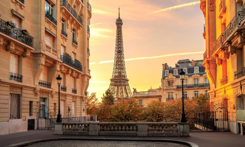 Touristes et Parisiens après une messe à Notre-Dame de Paris, profitant de l'ambiance