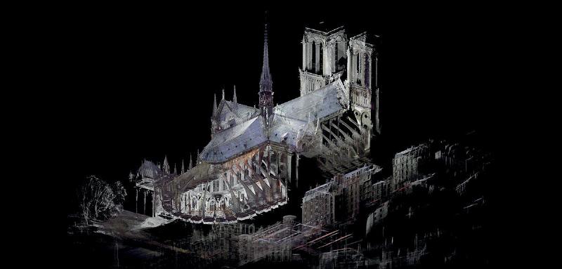 Vue intérieure de la cathédrale Notre-Dame de Paris en mode virtuel, mettant en lumière sa grandeur architecturale