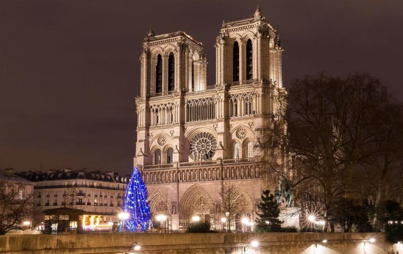 Vue emblématique de Notre-Dame de Paris restaurée, symbole de résilience et de l'esprit français