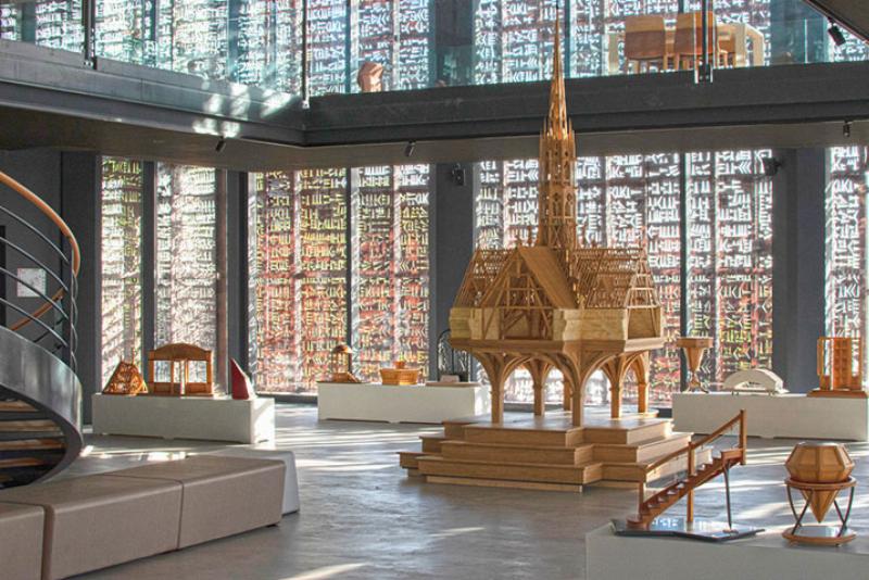 Artisans travaillant sur la reconstruction de Notre-Dame, démonstration de savoir-faire français