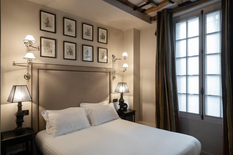 Vue pittoresque de Notre-Dame de Paris depuis la Seine, avec les ponts historiques