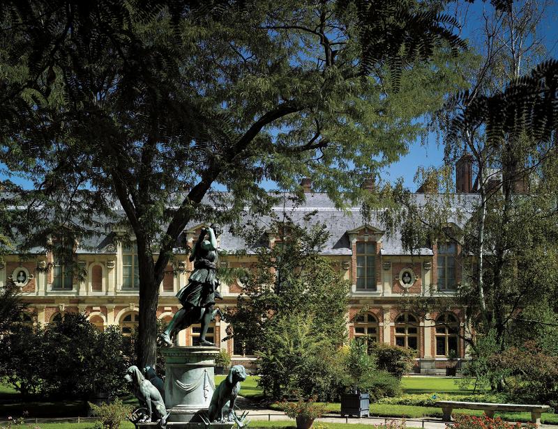 Notre-Dame de Paris au XVIIe siècle, reflétant l'harmonie et la grandeur de l'architecture française classique