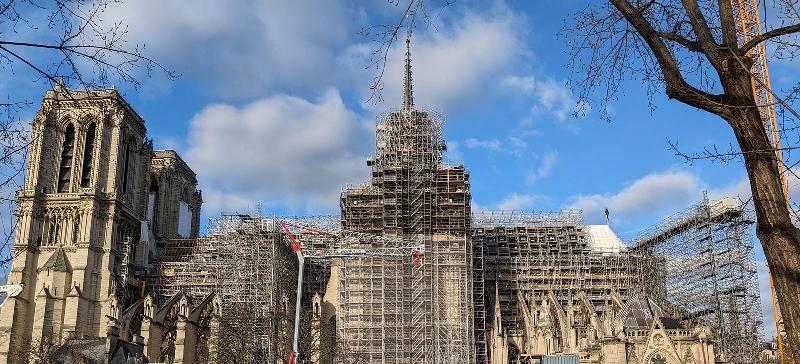 La cathédrale Notre-Dame de Paris en pleine reconstruction, symbole de renaissance