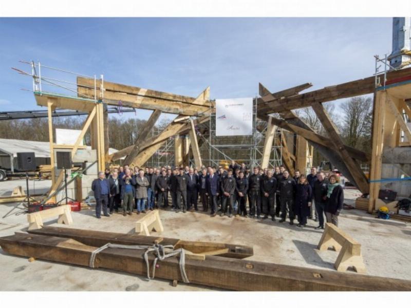 La flèche reconstruite de Notre-Dame de Paris, s'élevant vers le ciel parisien après l'incendie