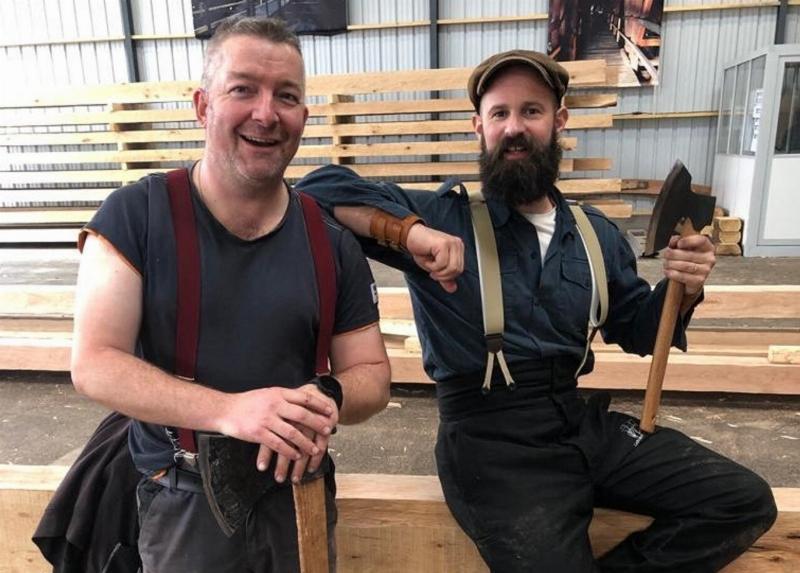 Charpente en chêne en reconstruction de Notre-Dame de Paris, symbole d'espoir
