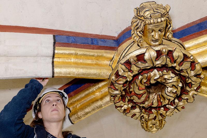 Des restaurateurs travaillant sur les couleurs d'origine de Notre-Dame de Paris après l'incendie