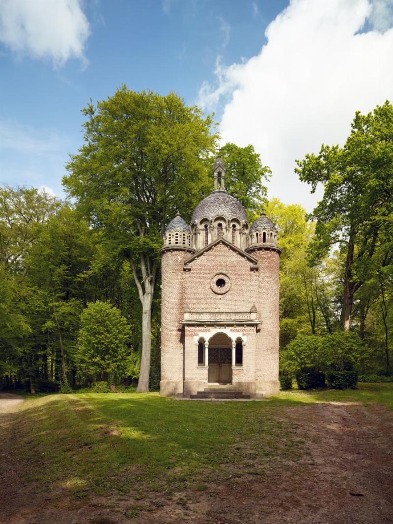 L'élégante architecture néo-gothique de Notre Dame de la Salette Paris, témoin de la foi française