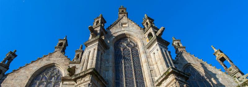 Détail architectural de Notre-Dame de Paris, mettant en lumière une gargouille finement sculptée