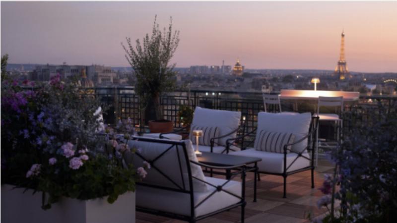Silhouette majestueuse de Notre-Dame de Paris au crépuscule, lumière orange