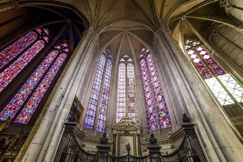 L'intérieur majestueux de Notre-Dame, avec ses hautes voûtes et la lumière filtrant à travers les vitraux restaurés
