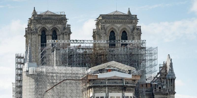 Le chantier de restauration de Notre-Dame de Paris, avec des échafaudages et des ouvriers s'activant