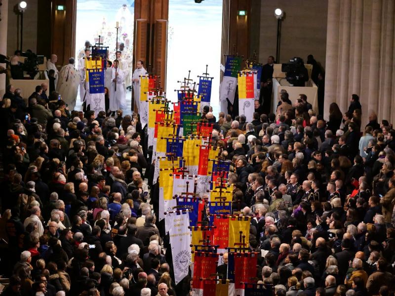 Cérémonie d'ouverture du nouvel autel de Notre-Dame de Paris, avec fidèles et dignitaires