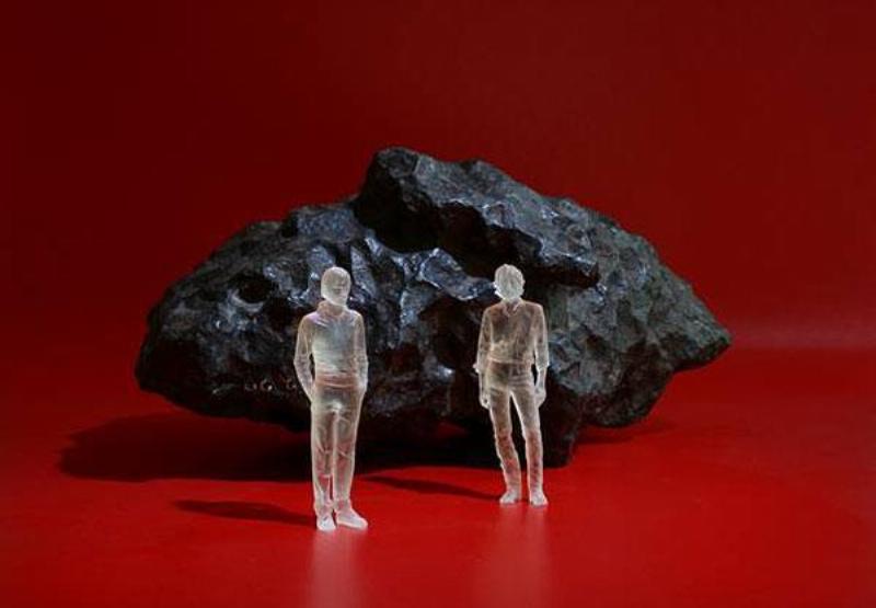 Jeunes artistes sur scène avec des synthétiseurs et lumières futuristes pour la chanson la musique