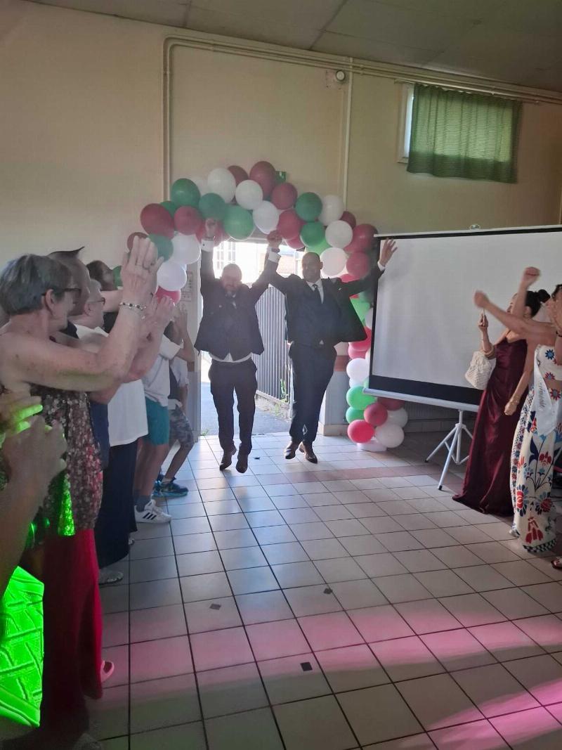 Un DJ moderne mélangeant des sons pour créer de nouvelles tendances de pop music chanson