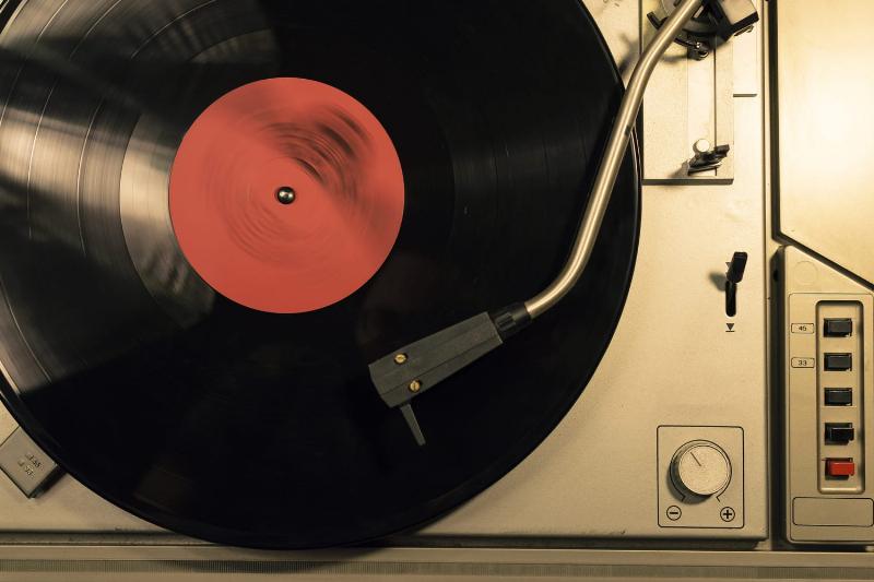 Jeune artiste moderne interprétant une chanson engagée contre la guerre, sur une scène contemporaine