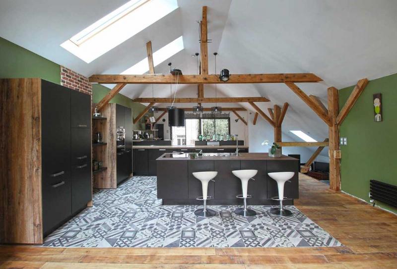 Un salon contemporain avec une nuance de peinture aubergine sur un mur accent, des meubles modernes et des touches métalliques.