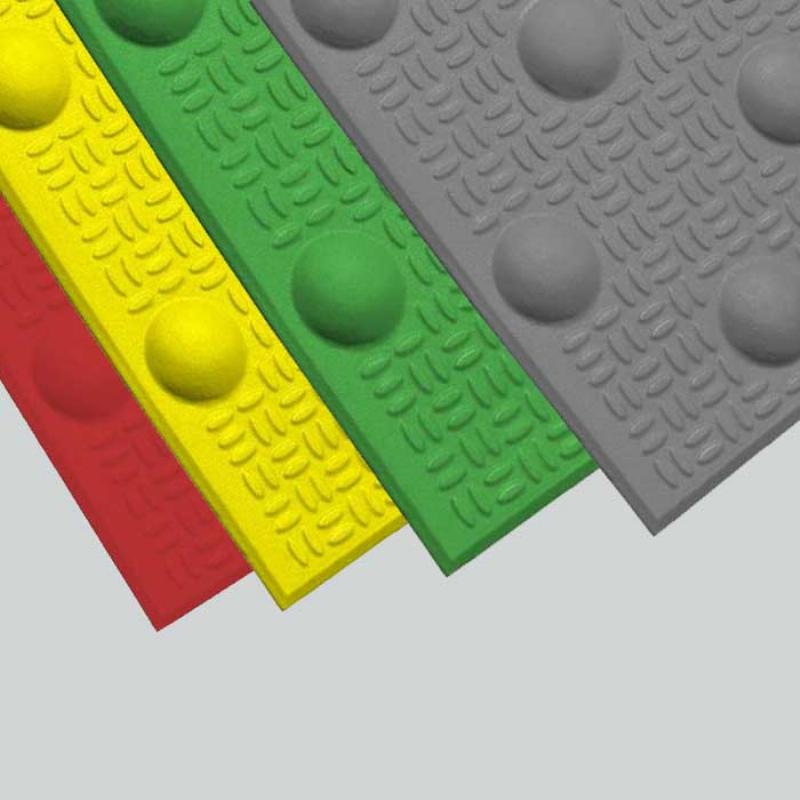 Un nuancier de peinture beige présenté sous diverses conditions d'éclairage pour illustrer les changements de teinte