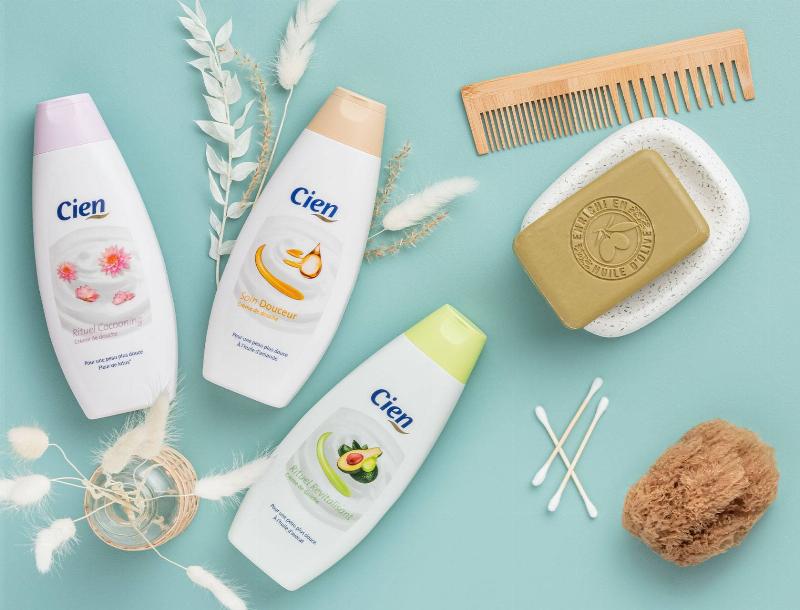 Assortiment d'objets décoratifs en France sublimés par la peinture bombe chrome