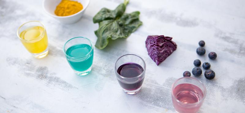 Ingrédients frais et pigments pour la préparation des oeufs peinture dans un atelier d'artiste français