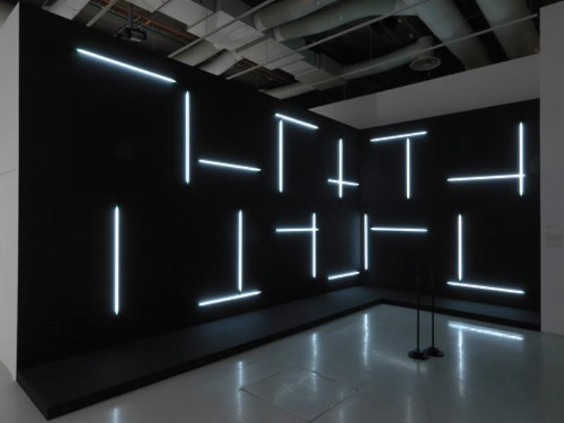 Une œuvre cinétique emblématique de François Morellet, intégrant grille et hasard