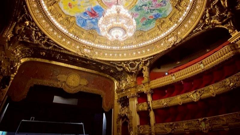 Détails de la façade de l'Opéra Garnier, richesse de l'architecture parisienne et son opulence